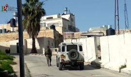 #فيديو المستوطن المتطرف "عوفر حنا " من سكان مستوطنة "كريات اربع" في الخليل يحاول دهس منسق تجمع المدافعين عن حقوق الانسان عماد ابو شمسيه في تل الرميدة