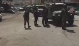 #شاهد .. اقتحام قوات الاحتلال لمنزل الشهيد مصباح أبوصبيح في الرام بالقدس المحتلة واعتقال اثنين من اشقائه واندلاع موجهات في المكان أدت إلى إصابة شابين برصاص الاحتلال ومجندة بالحجارة . 

#مصباح_القدس