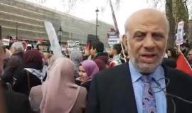 د حافظ الكرمي رئيس المنتدى الفلسطيني في بريطانيا متحدثا من امام مقر الحكومه البريطانية