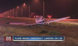 طيار سعودي يدعى فارس عواد يهبط بطائرته الصغيرة على طريق للسيارات