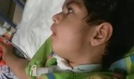 "آمال" تعود لغزة بعد يومين .. تشتكي المتخاذلين! 

الطفلة الفلسطينية (آمال محمد فلفل) سكان بيت لاهيا شمالي قطاع غزة التي مكثت 35 يوما (دون مرافق) في الضفة الغربية للعلاج، تعود لغزة بعد يومين، جراء تعذر علاجها فلسطينيا، ومواصلة منع الاحتلال دخولها الى مستشف