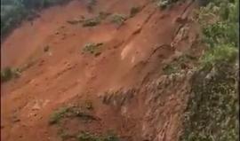 #ششاهد| انزلاق أرضي مخيف حدث في منطقة "لاي تشاو" بفيتنام 

فيضانات تشهدها البلاد تسببت في مقتل 19 شخصاً حتى اللحظة ..