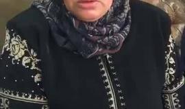 الاحتلال يمنع والدة الطالبة بيان خمايسة من توديعها لحظة اعتقالها من منزلها في بلدة تفوح غرب الخليل