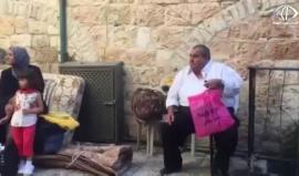 قوات الاحتلال تخلي عائلة مازن قرش من منزلها في حارة السعدية  - زينب أبو ضاهر