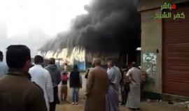 #فيديو حريق هائل يلتهم 26 سيارة و29 توك توك فى كفر الشيخ بمصر