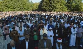 #شاهد .. الآلاف يؤدون صلاة #عيد_الأضحى المبارك في مدينة مالمو السويدية .