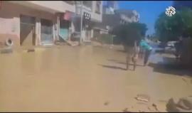 السيول تخلف آثاراً مدمرة في مدينة رأس غارب وشهادة لأب فقد ابنيه خلال تلك الحوادث التي أدت لمقتل 30 شخصاً وإصابة العشرات.