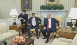 #شاهد | تصرفات ترامب المصارع رئيس الدولة الكبرى خلال لقائه مع الرئيس الياباني في واشنطن .