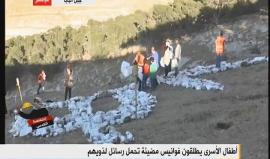 #شاهد | فعالية لإطلاق فوانيس مضيئة في جبل البابا شرق القدس المحتلة نصرة للأسرى المضربين في سجون الاحتلال