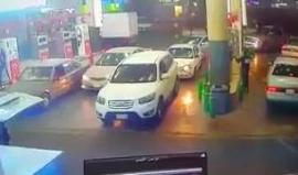 #شاهد لحظة إنقاذ شاب لأمه من حريق شب بسيارته أثناء تعبئة البنزين في المدينة المنورة قبل يومين