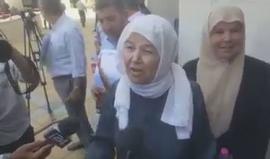 والدة الشيخ رائد صلاح: اعتقال ابني ظالم، ربنا يقويه عليهم ويظلوا قلقين منه وما يعرفوا يناموا، وان شاء الله يحدث لكل من يريد بالاقصى شرا، ما حدث لشارون من اسرائيل لحكام السعودية والامارات وكل الظالمين".