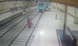 فيديو صادم لحظة انتحار فتاة مصرية أسفل عجلات المترو