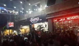 تهتف ضد سلطة عباس وعقوباته .. 
#مباشر مظاهرة على دوار المنارة في رام الله تطالب السلطة برفع العقوبات عن قطاع غزة المحاصر من الاحتلال . 
#ارفعوا_العقوبات