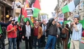 #شاهد أرجنتينيون يتظاهرون في العاصمة "بوينس آيرس" رفضا لجرائم الاحتلال في غزة ومطالبة بوقف مباراة كرة قدم مقررة بين فريق بلادهم وفريق الكيان الصهيوني.