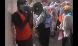 مقطع أثار جدلاً واسعاً .. 

رغم الجهود الذي بذلها الأمن السعودي لتيسير موسم الحج.. إلا أن رجل أمن اختار أن يقول للحجاج عبر الميكروفون: إلى اللقاء فراقكم عيد !