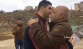 لحظة استقبال الأسير يزن عصافرة من بيت كاحل عقب امضاء عامين في سجون الاحتلال، والأسير ايهاب العلامي من بلدة بيت امر عقب سنة من الاعتقال.

تصوير: هادي صبارنة