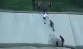 #شاهد كيف تم انقاذ كلب علق في مجرى مياه للأمطار !