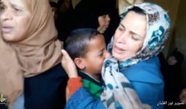 شقيق الشهيد "والله لأقتل اليهود وانتقم منهم"

حالة من الحزن والغضب.. خلال وداع الشهيد الأصم "تحرير وهبة 18 عاما" في خانيونس جنوب القطاع 

استشهد الفتى "تحرير" إثر اصابته برصاص قناص اسرائيلية في رأسه خلال مشاركته في مسيرة العودة
