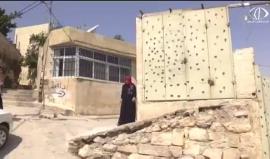 المقدسية سهير ابو رميلة تهدم بقالتها بيدها بعد اخطار بلدية الاحتلال بهدمها