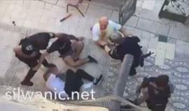 #شاهد .. قوات الاحتلال تقتحم عددا من منازل عائلة صيام في حي وادي حلوة ببلدة سلوان جنوب الاقصى وتعتقل شابا وفتى وتعتدي بالضرب على الأهالي.