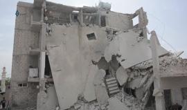 جرحى ودمار كبير اثر قصف روسي ليلة أمس على مدينة سرمين في مدينة إدلب