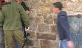 #شاهد أعتداء قوات الاحتلال على شابين قبل اعتقالهما على الحاجز العسكري القريب من المسجد الأبراهيمي في مدينة الخليل .
تصوير :عارف جابر