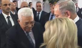نتنياهو وزوجته سارة يستقبلان وفد حركة فتح برئاسة محمود عباس لدى وصوله إلى جبل " هرتسل بالقدس " للمشاركة في تشييع شيمون بيريز ويصران على جلوسه في السطر الأول بحسب القناة العاشرة العبرية . 

#التعزية_بوفاة_بيريز_خيانة