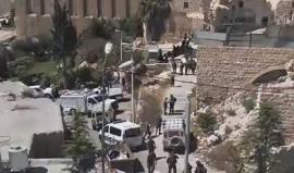 #شاهد .. من مكان استشهاد شابين فلسطينيين برصاص قوات الاحتلال قرب المسجد الإبراهيمي في الخليل بدعوى تنفيذهما عملية طعن . 

تصوير وسام هشلمون