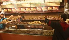 #شاهد حلويات العيد تصنع بأيدي الأطفال ضمن ورشات عمل دفعهم إليها سوء الوضع المعيشي بسبب الحصار المفروض على الغوطة الشرقية بريف #دمشق.