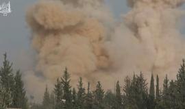 حدث قبل قليل 
#شاهد .. لحظة القاء الطيران المروحي براميل متفجرة مزارع خان الشيح في ريف دمشق الغربي .