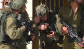 #شاهد إصابة جندي صهيوني خلال المواجهات الدائرة بمنطقة باب الزاوية بمدينة الخليل. 
تصوير عارف جابر