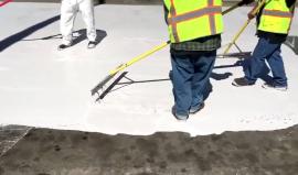 بلدية لوس أنجلوس بولاية كاليفورنيا الأمريكية تعمل في كل عام على طلاء بعض شوارعها وسط المدينة باللون الأبيض حتى تعكس نور الشمس وتخفف من الحرارة اللاهبة.