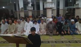 #شاهد نجل الشهيد "محمد فوزي ابو نعمة" سكان حي التفاح بغزة يؤم المصلين في اعتكاف ليلة 24 رمضان