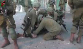 #فيديو توثيق اعتداء وحشي للاحتلال على الشاب عمر شحاده 18عاماً من مدينة الخليل أثناء اعتقاله 

تصوير الطفلان صالح ابو شمسيه وعبدالله الدويك