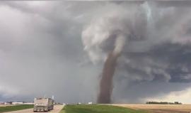 #شاهد إعصار غريب يضرب كندا ويتحرك بسرعة 50 كيلومتراً بالساعة