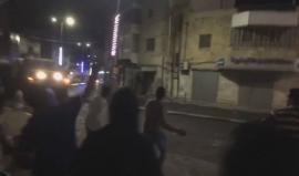 شبان يتصدون لقوات الاحتلال التي أغلقت مطبعة وصادرت معداتها في رام الله فجر اليوم 

تصوير: محمد تركمان