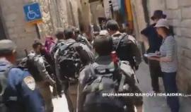 #شاهد: قوات الاحتلال تعتقل طفلا في البلدة القديمة بالقدس المحتلة . 

تصوير: محمد ادكيدك