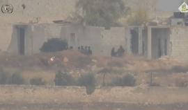 لحظة استهداف مجموعة من قوات النظام السوري على جبهة حي الزهراء في #حلب