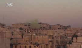 #شاهد لحظة إلقاء الطيران المروحي براميل تحوي غاز الكلور السام على حي ضهرة عواد شرقي حلب المحاصرة.
تصوير: جواد الرفاعي