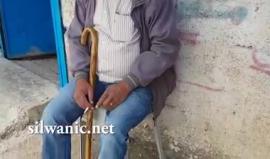 #فيديو الاحتلال يسلم المواطن المقدسي راتب القنيبي قرار اخلاء منزله في حي الشيخ جراح بمدينة القدس لصالح المستوطنين