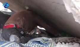 #شاهد| لحظة انتشال طفل سوري من تحت أنقاض منزل عائلته المدمر عقب غارة للطائرات الروسية على ريف #حلب الغربي