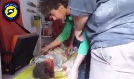 #شاهد لحظة انتشال طفل من تحت الأنقاض في حي السكري في حلب.. وحالته خطيرة جدا !