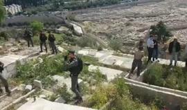 #فيديو قوات الاحتلال تقتحم مقبرة باب الرحمة المحاذية للمسجد الأقصى المبارك