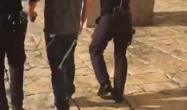 #شاهد شرطة الاحتلال تُخرج مستوطن من ساحات الأقصى حاول استفزاز مشاعر المسلمين