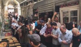 #شاهد | أداء صلاة الظهر في طريق الواد بعد اغلاق قوات الاحتلال محيط باب المجلس بالقدس .