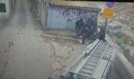 #شاهد كاميرا مراقبة تُظهر اعتداء حراس أمن المستوطنين على الشابين يزن زهير الرجبي وأنس موسى قراعين من حي "بطن الهوى" في بلدة سلوان بالقدس الخميس الماضي