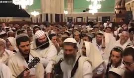 #شاهد| مستوطنون يؤدون طقوسا تلمودية داخل الحرم الإبراهيمي في الخليل !