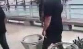 #شاهد استرالي يصرخ في وجه نتنياهو "فلسطين حرة ، فلسطين الى الأبد" 

وذلك خلال زيارة نتنياهو للبلاد قبل أيام