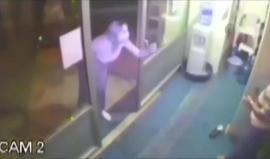 #شاهد مؤذن مسجد في مدينة إزمير التركية يتعرض للاهانة والضرب من معادين للاسلام.