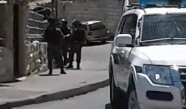 #صور قوات الاحتلال تعتقل شاب بعد الاعتداء عليه في بلدة شعفاط شمال القدس المحتلة خلال قمع فعالية تضامن مع الاسرى المضربين .